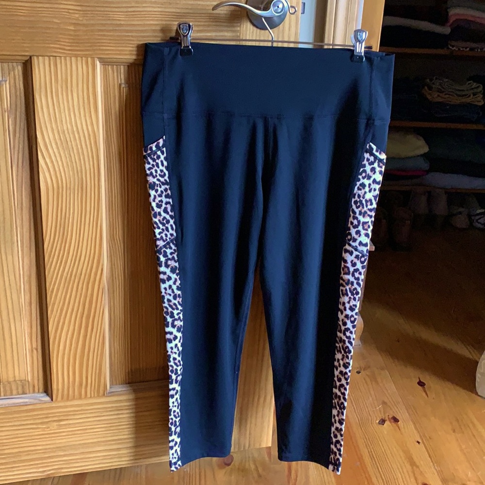 NWOT Zyia leopard brilliant capris 16/18
